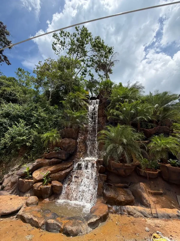 Cascata com iluminação cênica integrada